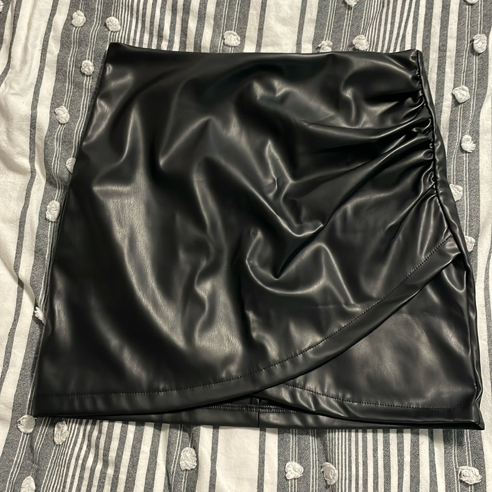 SHEIN Black Frenchy Ruched Tulip Hem PU Skirt (M)